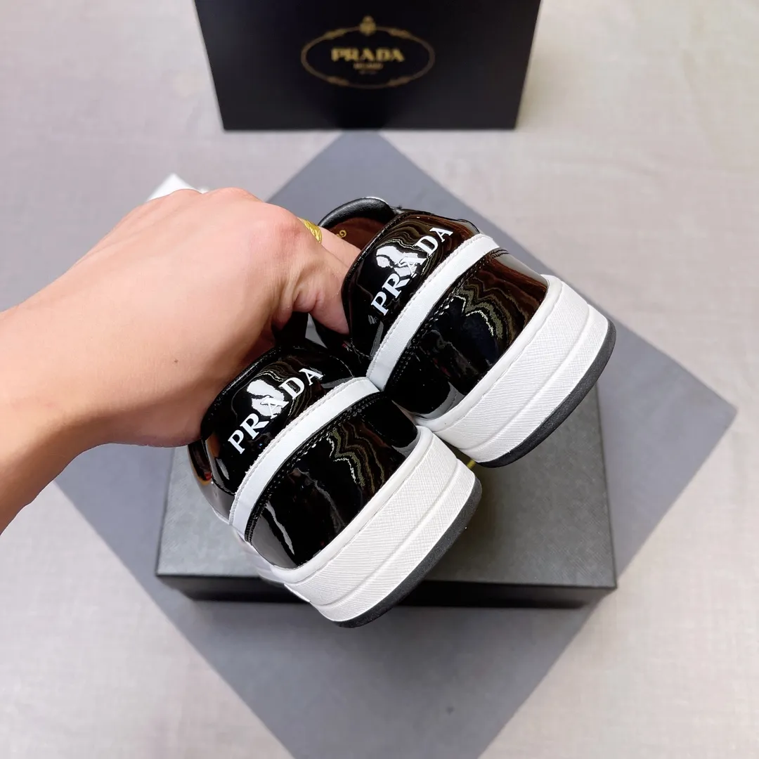 P380 Prada Prada's new men's leather sneakers, the highest version on the market, any comparison is welcome🆚! The original leather has excellent texture and is super high-end! Fetal sheep net lining imported from Italy, removable pad! Luxurious materials and fine workmanship, highly recommended! Code number 38-45 No. 058